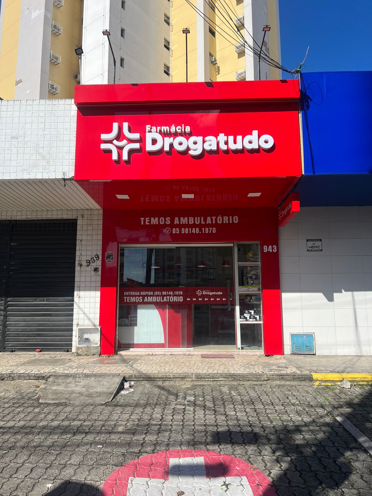 Fachada frontal da Farmácia Drogatudo na Rua Lauro Maia 943, entrada principal — bairro Fátima, Fortaleza