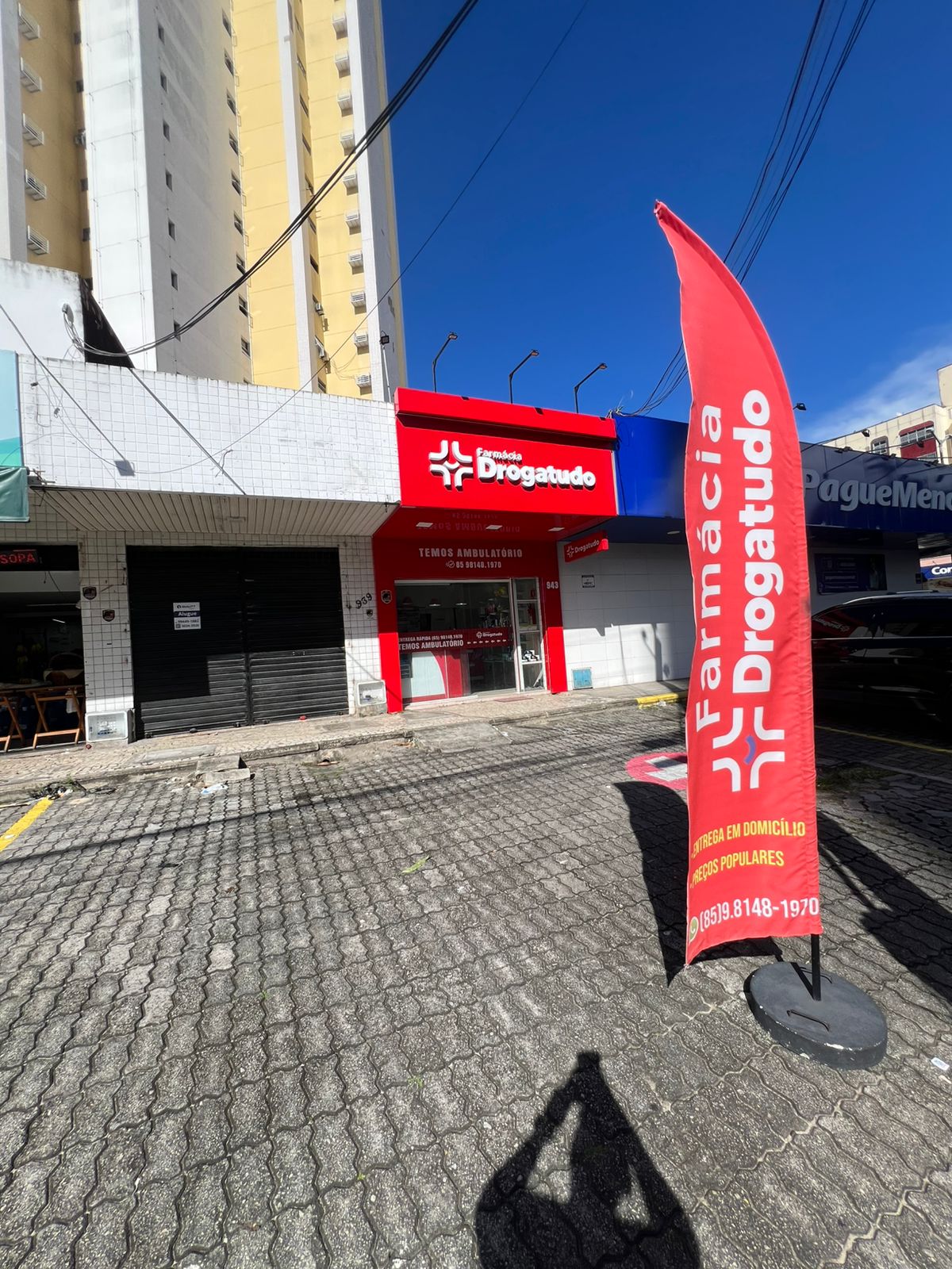 Vista da rua com a fachada da Drogatudo no bairro Fátima, Fortaleza-CE