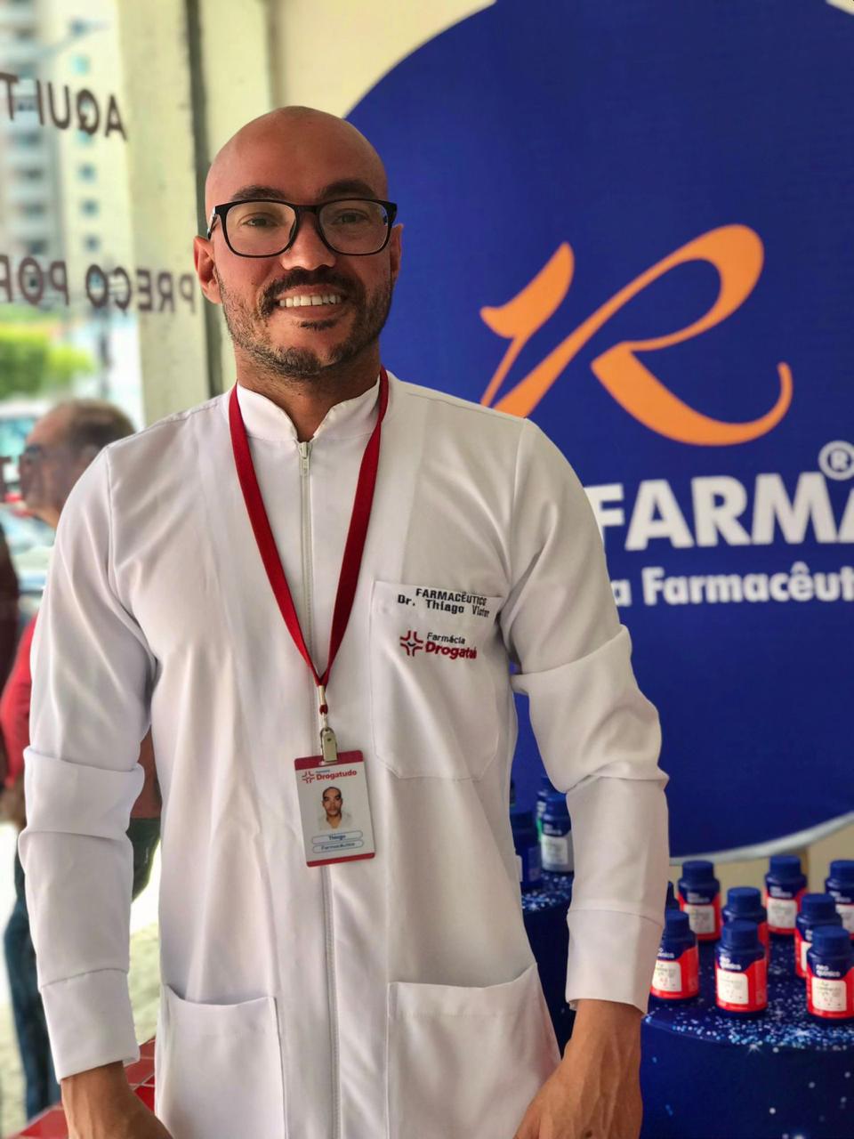 Dr. Thiago Victor Silva Nascimento — farmacêutico bioquímico e proprietário da Farmácia Drogatudo